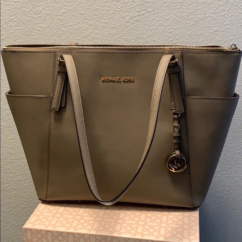 Michael Kors Jet Set East West Top Zip